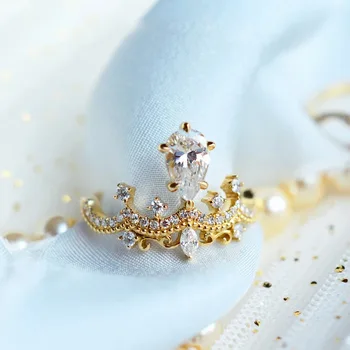 Huitan Великолепен златен пръстен с корона за жени, капка вода, кубичен цирконий, аксесоари за пръстите на принцеса, подарък вечерни модни бижута